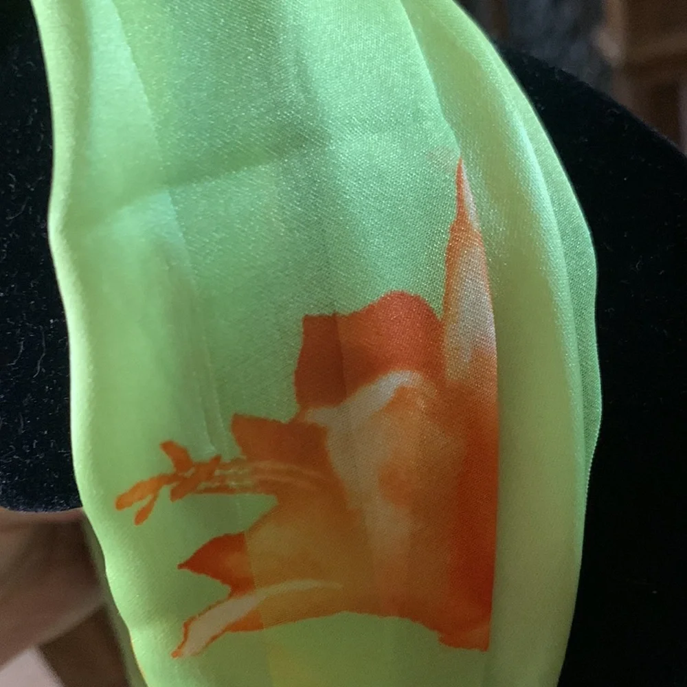 Beautiful Spring Floral scarf - Picture 3 of 4